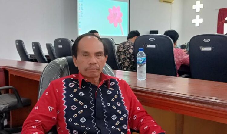 Ketua Komisi I DPRD Gumas H Gumer sedang ditemui awak media usai rapat pembahasan di geduang dewan setempat, Kamis (7/7).