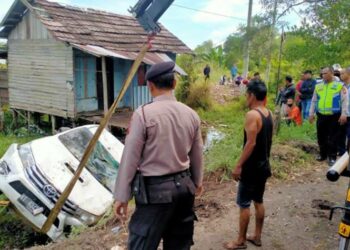 Akibat Ban Selip, Toyota Hilux Masuk Parit Jalan Mahir Mahar Palangka Raya