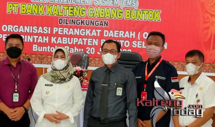 Foto : Penjabat Bupati Barito Selatan, Lisda Arryana bersama beberapa kepala dinas dan pihak Bank Kalteng (shan)