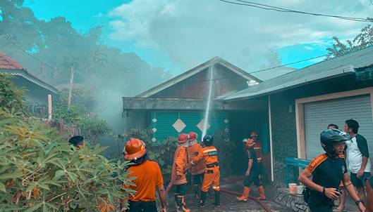 Petugas Pemadam Kebakaran melakukan pemadaman terhadap salah satu rumah warga (ist)