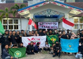 Tuntutan Tak Ditindaklanjuti, Puluhan Mahasiswa Segel Kantor DPRD Kalteng