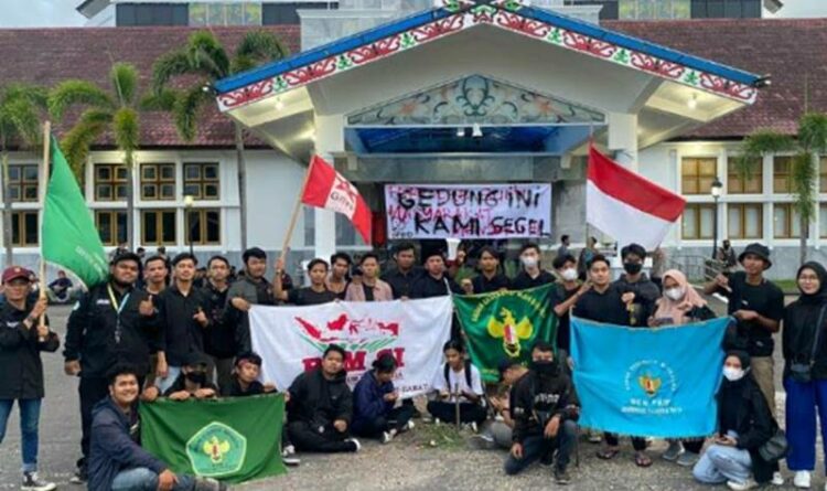 Tuntutan Tak Ditindaklanjuti, Puluhan Mahasiswa Segel Kantor DPRD Kalteng