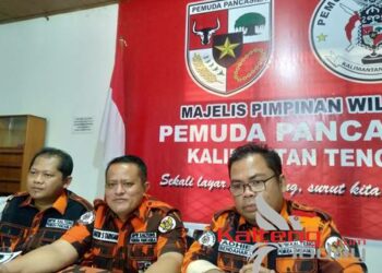 SC Muswil ke VIII MPW Pemuda Pancasila Kalteng saat jumpa pers. (Mulia Gumi)