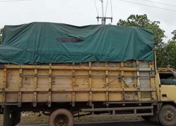 Satlantas Polres Katingan ketika melakukan penertiban kendaraan truk dan odol di Jalur Trans kalimantan