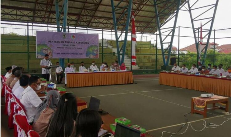 Sekda Seruyan Djainuddin Noor saat membuka Pertemuan Tingkat Kabupaten, terkait penyampaian program pengembangan Rimba Raya Conservation