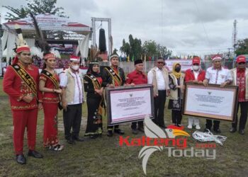 Keterangan : Sekjen DPP PDI Perjuangan, Hasto Kristiyanto foto bersama dengan pimpinan Pemprov Kalteng dan pejabat UPR. (Mulia Gumi)