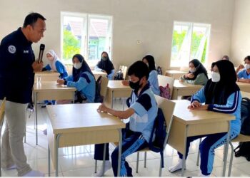 Teks Poto - Jajaran Bidhumas Polda Kalteng, pada saat memberikan sosialisasi dan edukasi bijak bermedia sosial kepada pelajar.