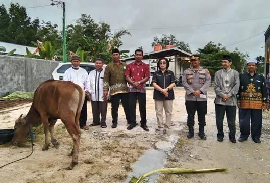 Wabup Gumas Efrensia LP Umbing sedang menyerahkan sapi secara simbolis kepada DMI Kabupaten Gumas M Rusdi di Mesjid Agung Darunnajah, Sabtu (9/7).