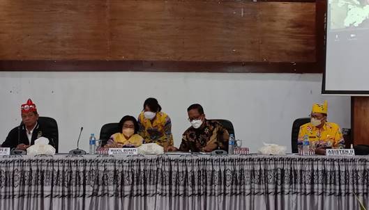 Wakil Bupati Gumas Efrensia LP Umbing menyampaikan aspirasi secara langsung ke Komisi VII DPR RI dan pihak ESDM di aula Bappeda Litbang, Jumat (21/7) lalu.
