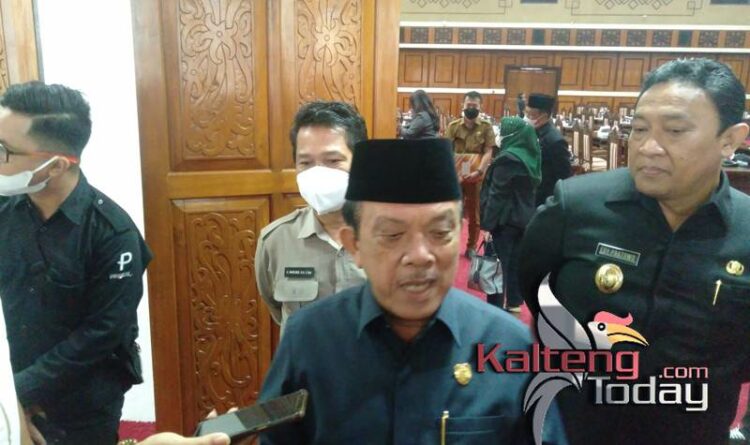 Wakil Ketua I DPRD Kalteng, Abdul Razak saat diwawancarai awak media. (Mulia Gumi)