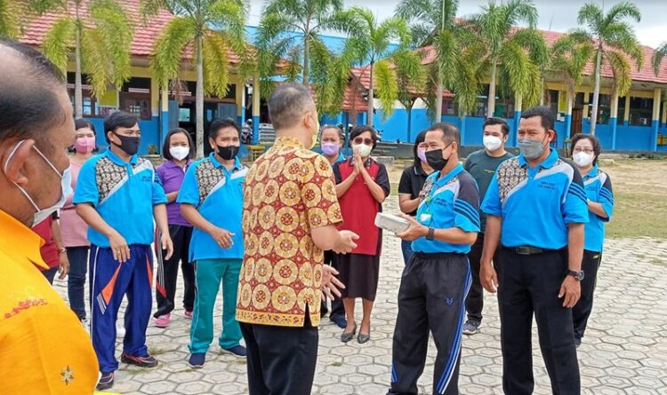 Bupati Gunung Mas Serahkan Puluhan Ribu Paping ke SMPN 1 Kurun