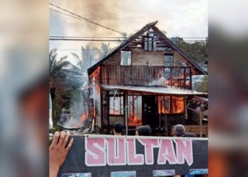 Api Diduga Muncul dari Plafon, Sebuah Rumah di Kecamatan Tewah Terbakar