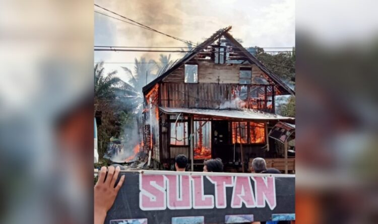 Api Diduga Muncul dari Plafon, Sebuah Rumah di Kecamatan Tewah Terbakar