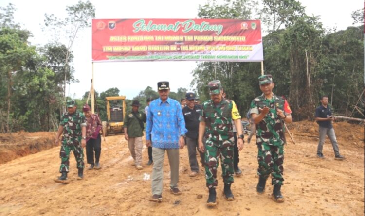Aster Panglima TNI Tinjau Pelaksanaan TMMD Reg-114 Kodim Muara Teweh