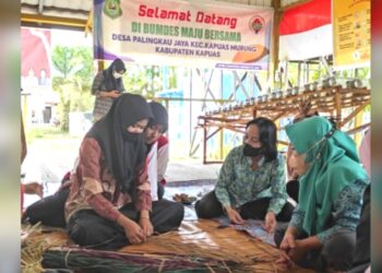 Warga Palingkau Jaya SP Satu Diberikan Pelatihan Kreatifitas Hiasan Tas Purun
