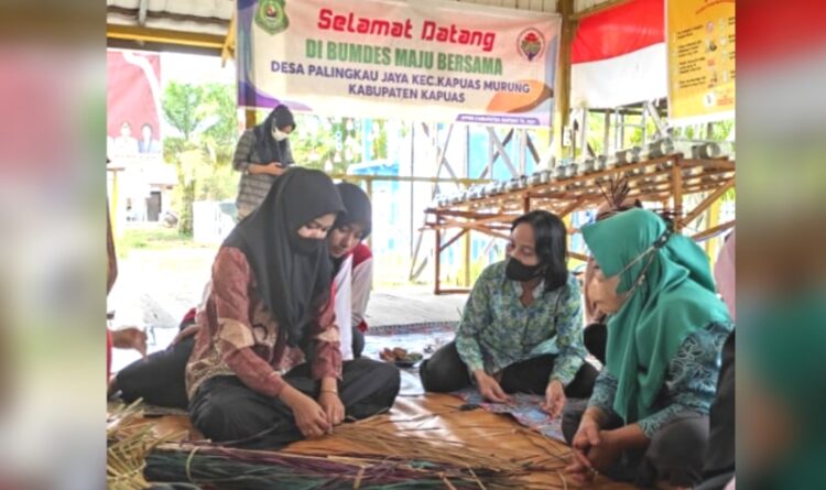 Warga Palingkau Jaya SP Satu Diberikan Pelatihan Kreatifitas Hiasan Tas Purun