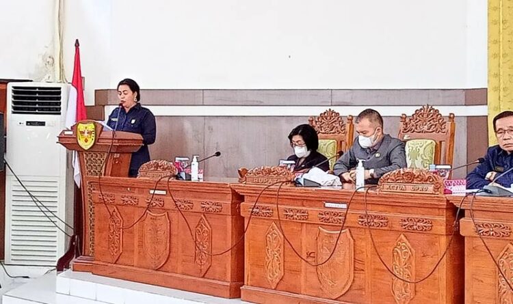 Anggota DPRD Gumas Rayaniati Djangkan sedang memberikan pandangan dan penyampaian hasil pembahasan APBD Perubahan di gedung dewan setempat, Selasa (30/8).