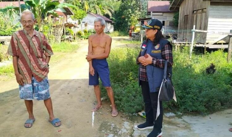 Anggota DPRD Kalteng, Kuwu Senilawati (rompi biru) saat mengunjungi Desa Tumbang Langgah Kabupaten Gunung Mas belum lama ini. (Ist)