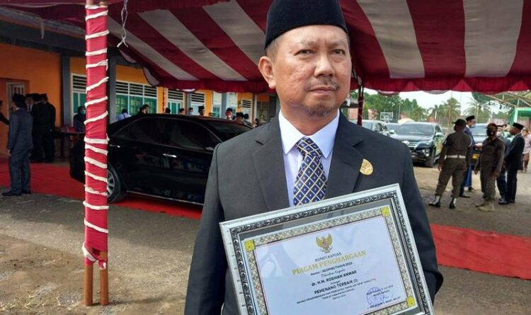 Keterangan Foto: Anggota DPRD Kapuas, dr. HM Rosihan Anwar menunjukkan piagam penghargaan atas inovasi penerapan teknologi tepat guna dari Bupati Kapuas, Rabu (17/8/2022).