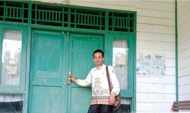 Anggota DPRD Katingan Sugianto berdiri di depan pintu Puskesmas Pembantu Desa Kiham Batang yang tertutup rapat belum lama ini.
