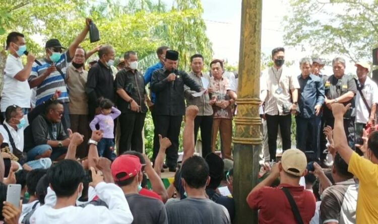 Anggota DPRD Kotim menemui para supir truk yang tergabung dalam DPW ALFI Kalimantan Tengah saat melaksanakan aksi demo damai menuntut tentang peninjauan kembali subsidi BBM solar, Selasa (23/8/2022). (Ist)