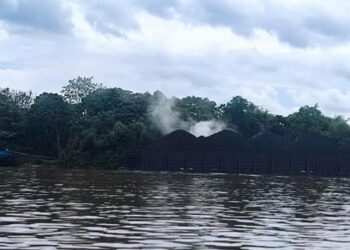 Warga Desa Kelanis Keluhkan Asap Batu Bara Terbakar