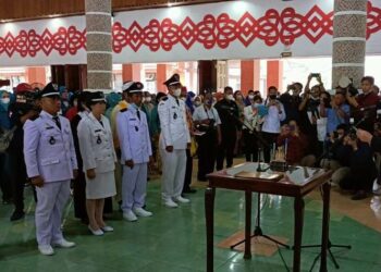 Bupati Kapuas Ir Ben Brahim S Bahat, MM, MT, saat mengambil sumpah janji 133 kepala desa di Aula kantor Bupati Kapuas.