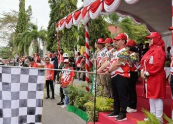 Bupati Kotawaringin Timur Halikinnor saat melepas peserta pawai pembangunan di depan Rujab Bupati setempat, Minggu (21/8/2022)