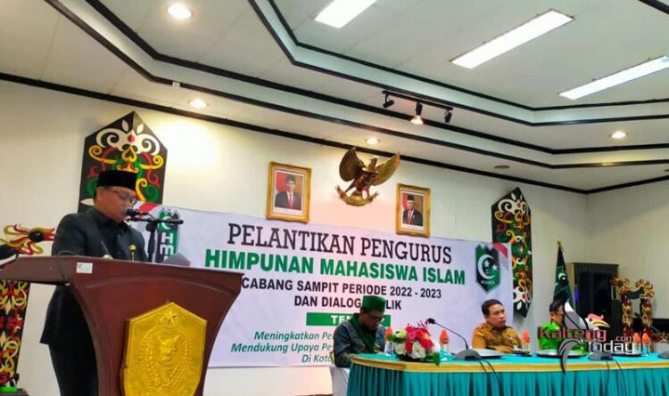 Bupati Kotim Halikinnor menyampaikan arahannya saat menghadiri pelantikan pengurus HMI Cabang Sampit
