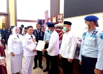 Bupati Kotim Halikinnor menyerahkan remisi dalam rangka HUT Ke-77 kepada perwakilan warga binaan pemasyarakatan Lapas Kelas IIB Sampit di Rujab Bupati, Rabu (17/8/2022)
