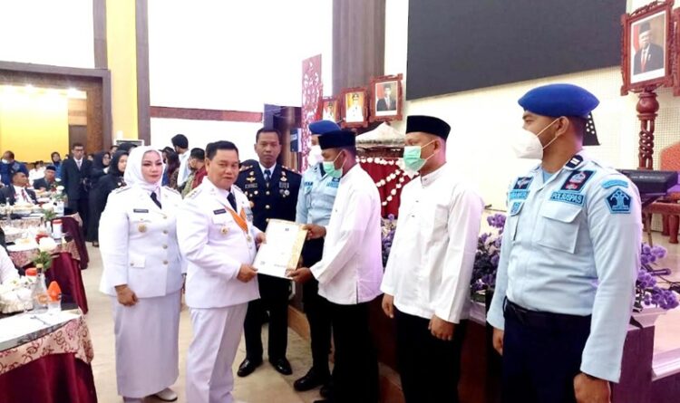 Bupati Kotim Halikinnor menyerahkan remisi dalam rangka HUT Ke-77 kepada perwakilan warga binaan pemasyarakatan Lapas Kelas IIB Sampit di Rujab Bupati, Rabu (17/8/2022)