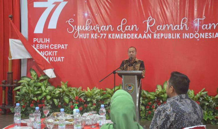 Bupati Seruyan Yulhaidir memberikan sambutan pada acara syukuran dan ramah tamah dalam rangka HUT ke-77 Republik Indonesia, Rabu (17/8/2022) malam