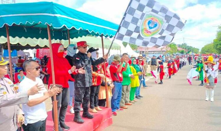 Bupati Seruyan Yulhaidir didampingi Forkopimda setempat, melepas peserta pawai pembangunan dalam rangka Hari Jadi ke-20 Seruyan dan HUT ke-77 Republik Indonesia di Kuala Pembuang, Kamis (18/8/2022)