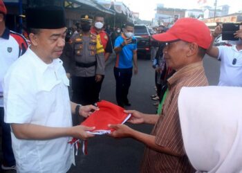 Bupati Seruyan Bagikan Bendera Merah Putih Untuk Warga