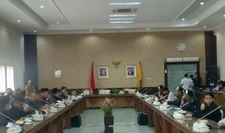 Dialog antara anggota DPRD Provinsi Kalteng dan HMI Cabang Palangka Raya, Senin (29/8/2022)