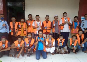 Foto bersama usai tes urine
