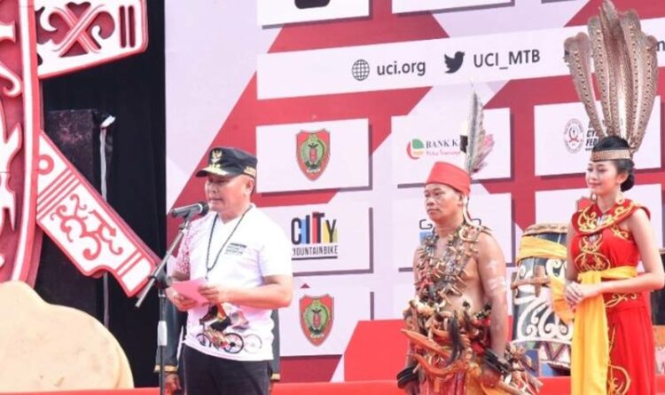 Gubernur Kalteng Sugianto Sabran menyampaikan sambutannya pada pembukaan UCI MTB Eliminator World Cup 2022 Seri Ke-8 di kompleks Stadion Tuah Pahoe Palangka Raya, Minggu (28/8/2022). (Ist)