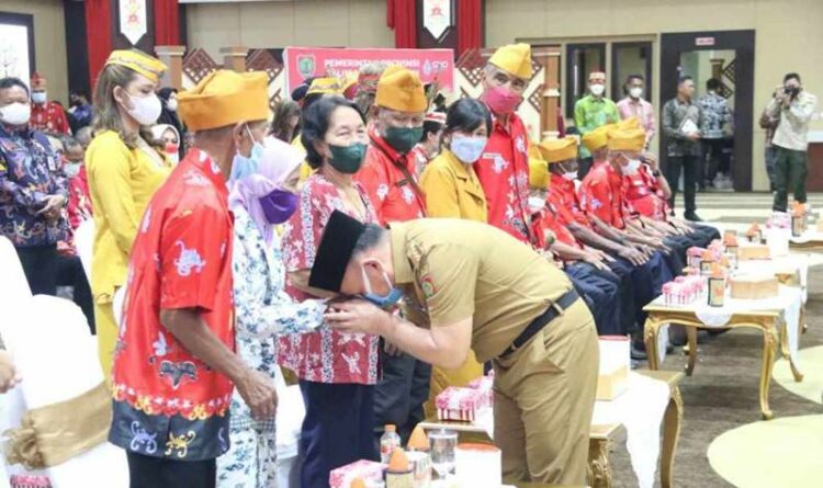 Gubernur Kalteng Sugianto Sabran mencium tangan salah seorang warakawuri yang hadir dalam ramah tamah, Kamis (18/8/2022)