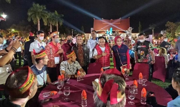 Gubernur Kalteng Sugianto Sabran didampingi Ketua TP-PKK Yulistra Ivo Azhari Sugianto Sabran dan Ketua Panitia Agustiar Sabran, melakukan ramah tamah dengan para rider UCI MTB Eliminator World Cup 2022 di Istana Isen Mulang, Rabu (24/8/2022) malam