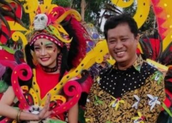 Kadis Kominfosantik Kabupaten Barito Timur Dwi Aryanto dan salah seorang peserta karnaval pembukaan Festival Jajaka 2022. (Foto: Diskominfo)