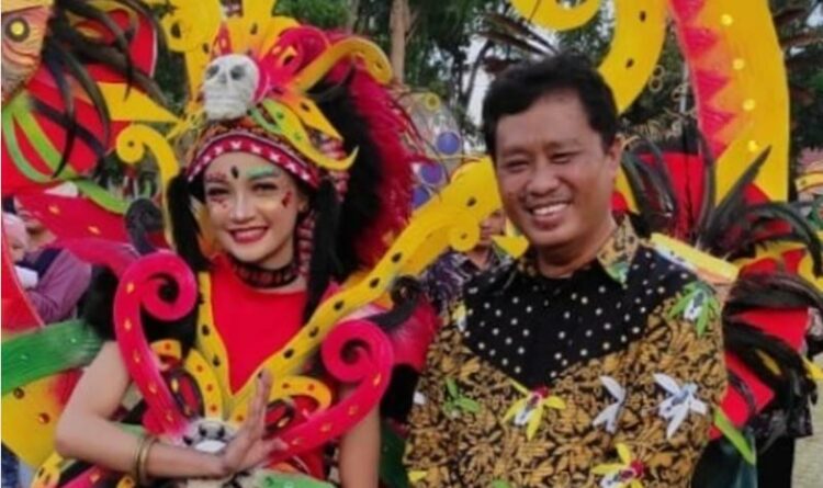 Kadis Kominfosantik Kabupaten Barito Timur Dwi Aryanto dan salah seorang peserta karnaval pembukaan Festival Jajaka 2022. (Foto: Diskominfo)