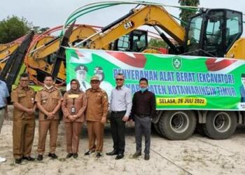 Kadis Pertanian Ir Sepnita (tengah) saat menghadiri penyerahan alat berat berupa Excavator di Kecamatan Cempaga Hulu, Kotim.