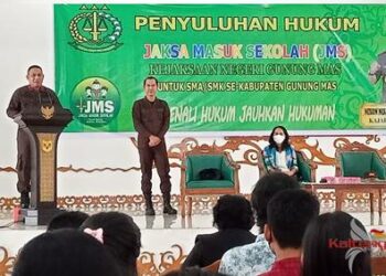 Kajari Gumas Nixon M Nikolaus Nilla SH MH sedang berfoto bersama anak sekolah usai memberikan arahan di GPU Damang Batu, Kamis (11/8).