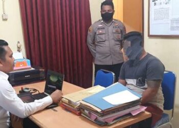 Keterangan - Dua pemalak yang berhasil dibekuk petugas Polsek Dusteng,.sedang dimintai keterangan (foto; ist)