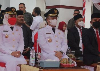 Ketua DPRD Seruyan Zuli Eko Prasetyo (kanan) menghadiri upacara HUT ke-77 Kemerdekaan Republik Indonesia di halaman Pemkab Seruyan, Rabu (17/8/2022)