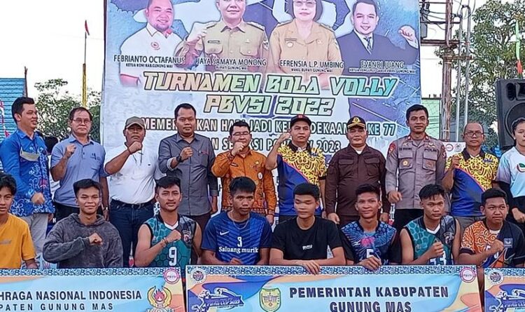 Staf Ahli Bupati Gumas Aprianto resmi menutup kegiatan turnamen bola volly di Lapangan Isen Mulang Kurun, Jumat (19/8).