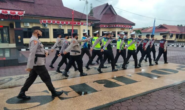 Latihan Baris – berbaris Polres Seruyan Untuk Tingkatkan Kemampuan