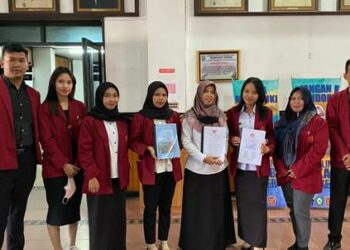 Mahasiswa STIH Habaring Hurung Sampit saat menyerahkan naskah akademik ke Setda Kotim
