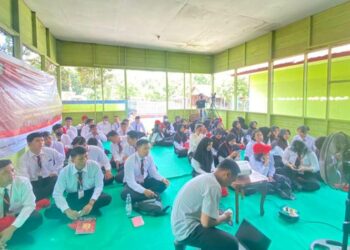 Mahasiswa baru STIH Habaring Hurung saat melaksanakan pengenalan kampus di Desa Terantang, Minggu 28 Agustus 2022.