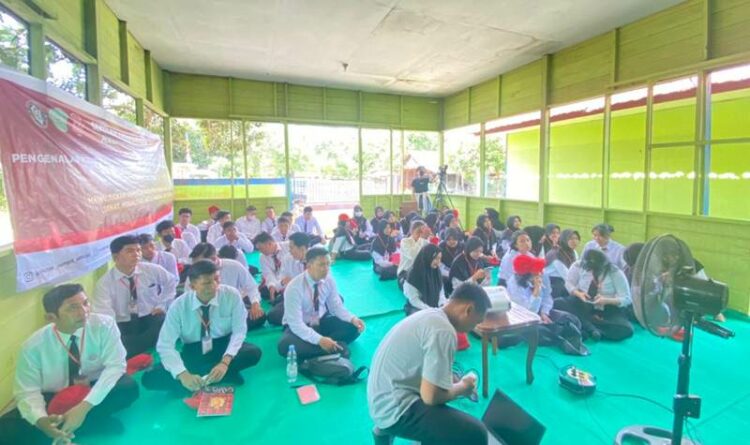 Mahasiswa baru STIH Habaring Hurung saat melaksanakan pengenalan kampus di Desa Terantang, Minggu 28 Agustus 2022.